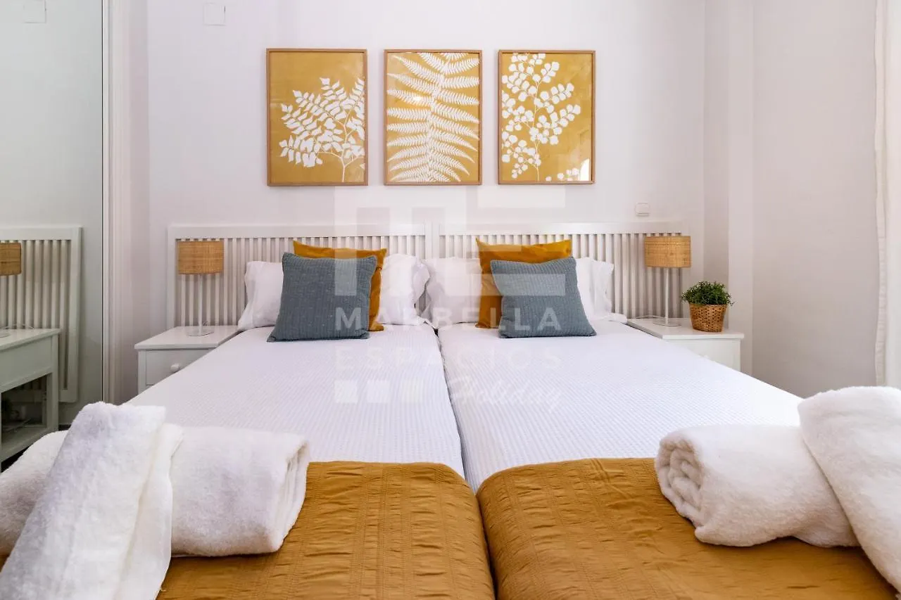 아파트 Amplio Apartamento Planta Jardin Nagueles 마르베야